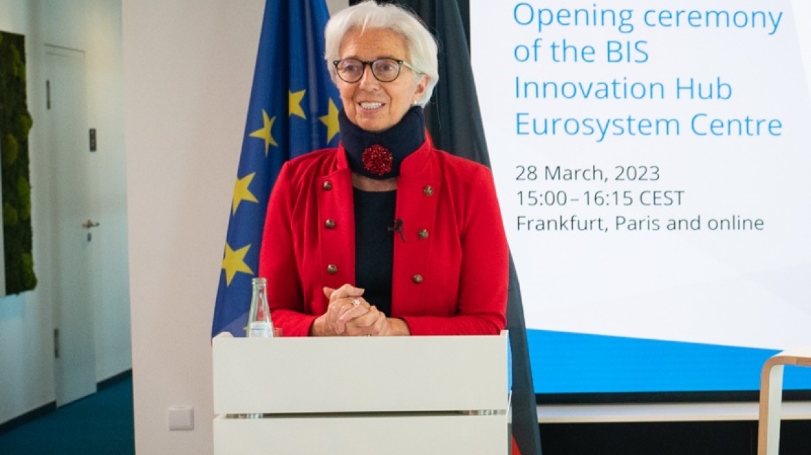 Κριστίν Λαγκάρντ: Οι πρώτες φωτογραφίες με κολάρο μετά το τροχαίο που είχε