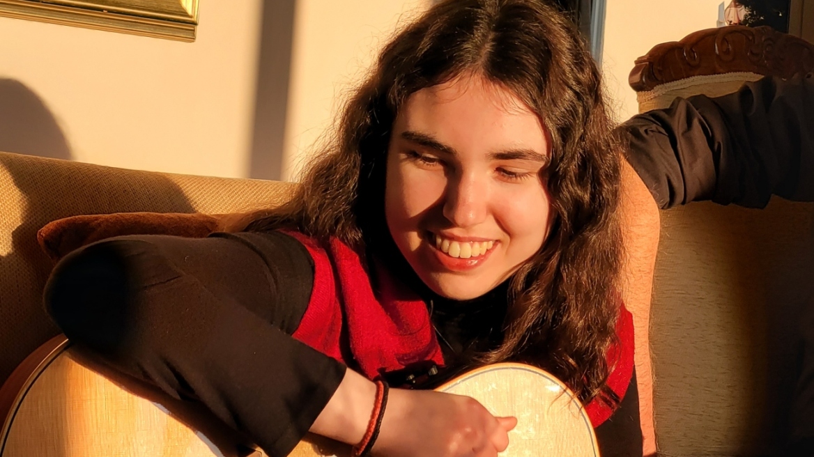 Αναστασία Μουστακάτου: «Είμαι ενθουσιασμένη» λέει η 21χρονη που εκπροσωπεί την Ελλάδα στον 2ο Παγκόσμιο Διαγωνισμού Τραγουδιού για μουσικούς με πρόβλημα όρασης