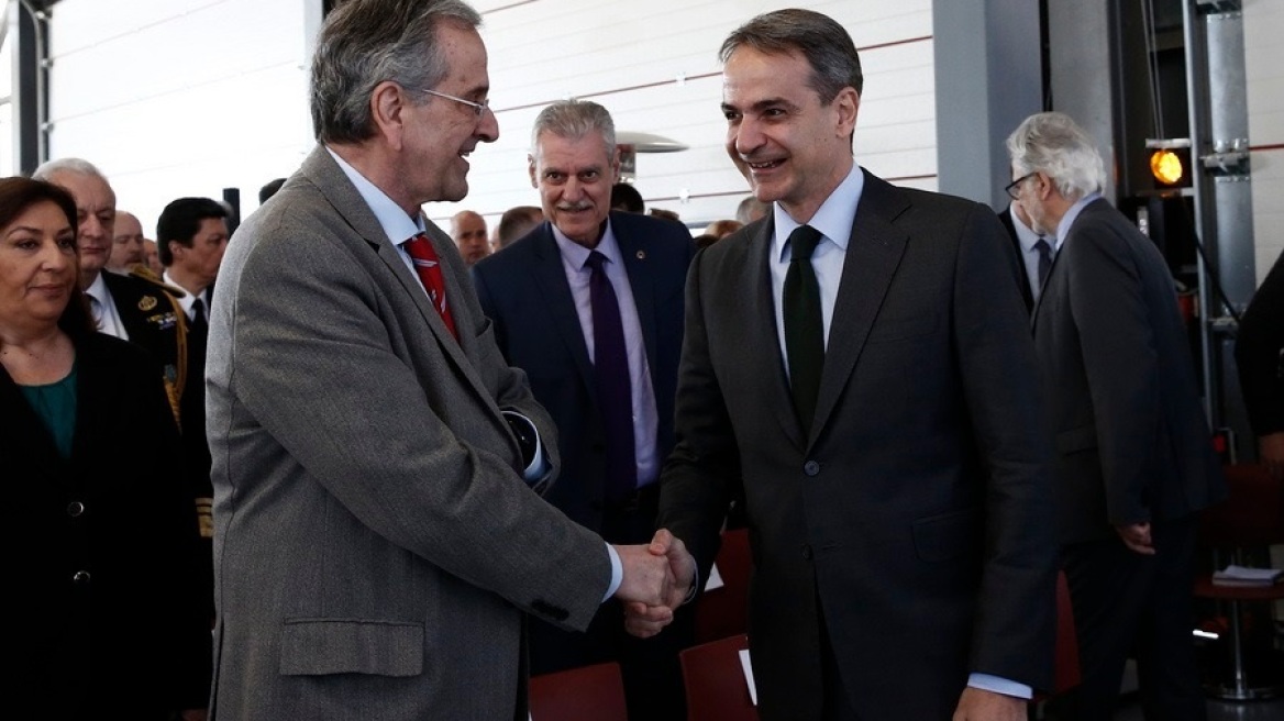 Χειραψία Μητσοτάκη - Σαμαρά στα εγκαίνια του νέου Κέντρου Εκπαίδευσης της Πυροσβεστικής