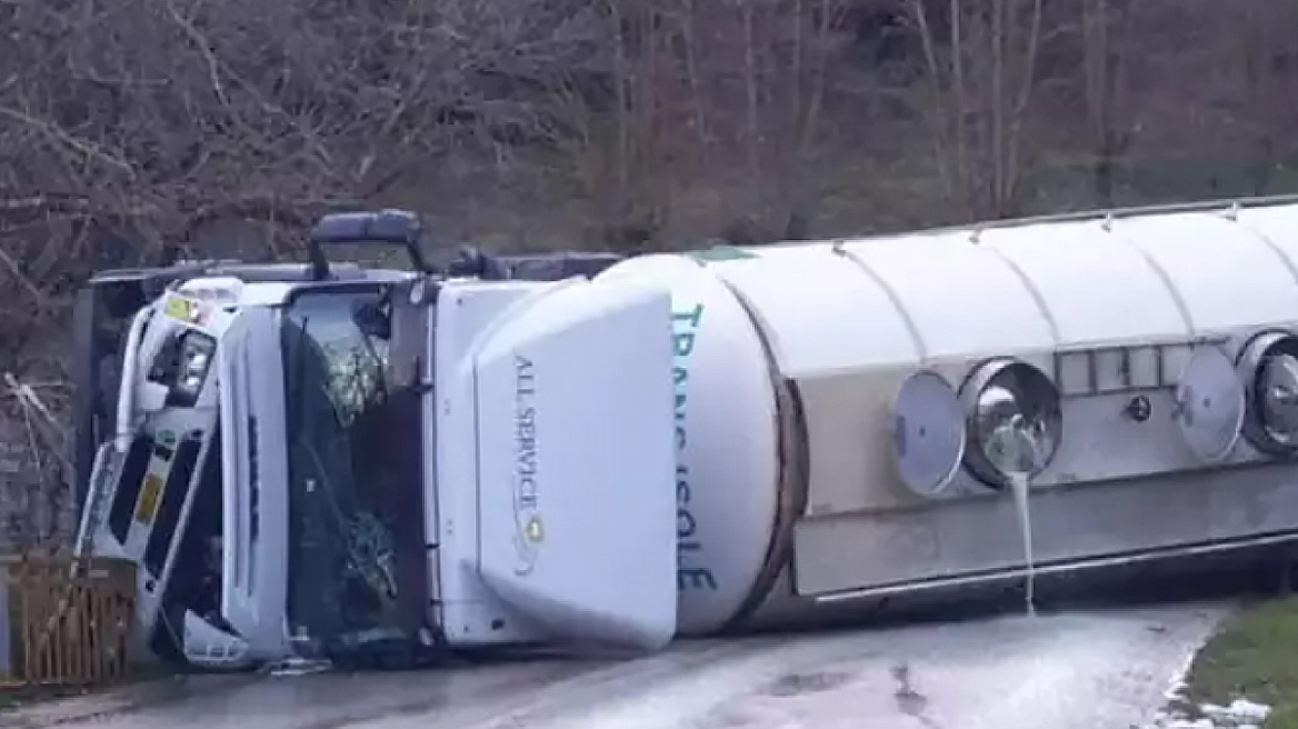 Αχαΐα: Ανατροπή βυτιοφόρου με γάλα – Έκλεισε ο δρόμος Πατρών – Καλαβρύτων μέσω Χαλανδρίτσας