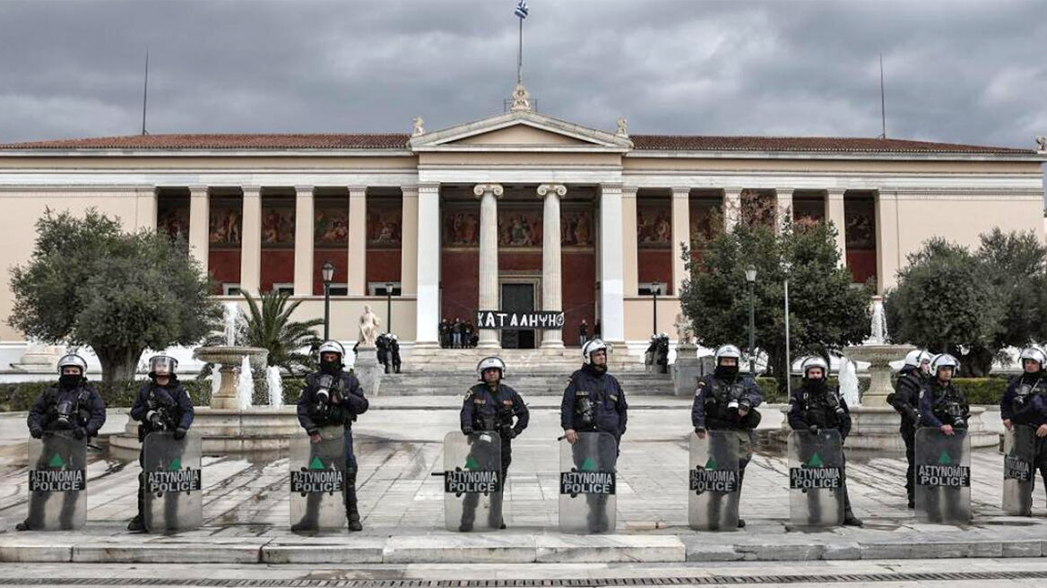«Ανοίξτε μη σπάμε πόρτες» - «Να το συζητήσουμε λίγο;» - Εκκενώθηκε η κατάληψη στην πρυτανεία του ΕΚΠΑ