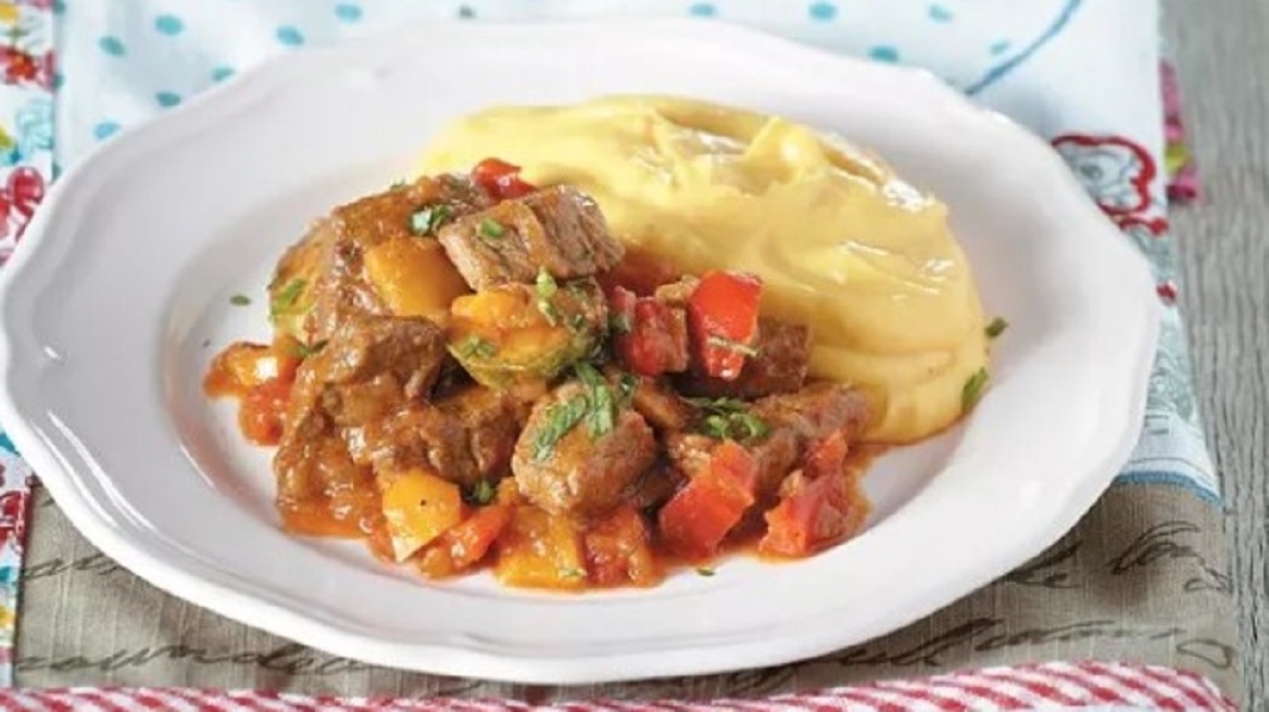 Moσχαράκι τας κεμπάπ με πιπεριές και πουρέ