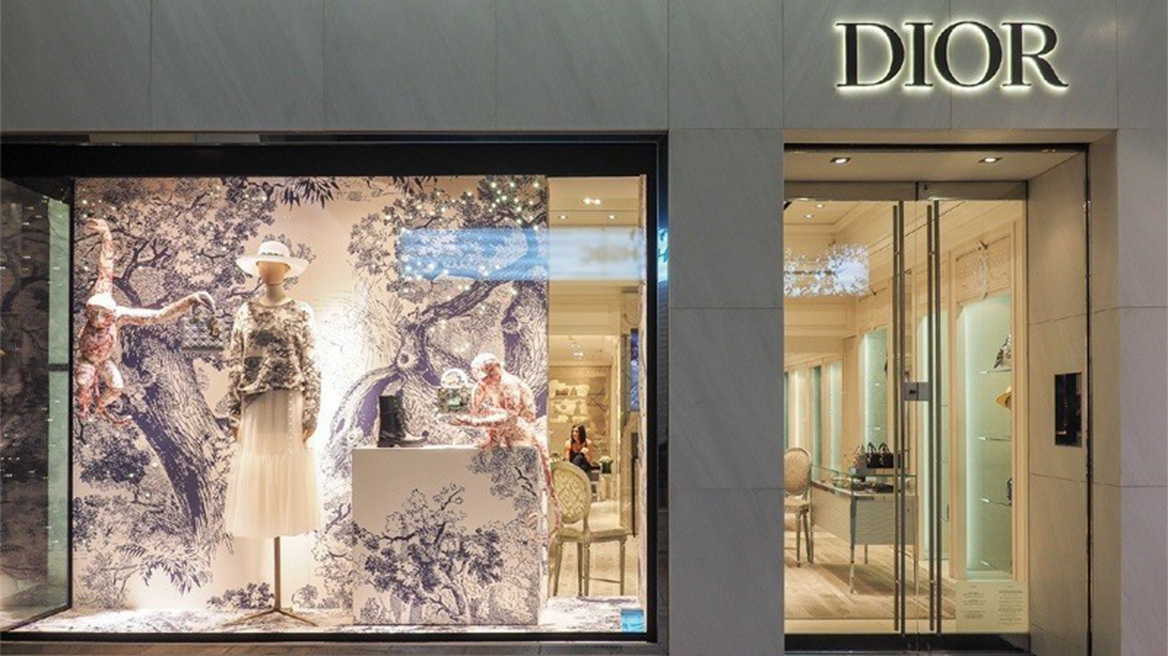 Dior: Η ιστορία ενός ονόματος που έγινε ο μεγαλύτερος οίκος μόδας στον κόσμο