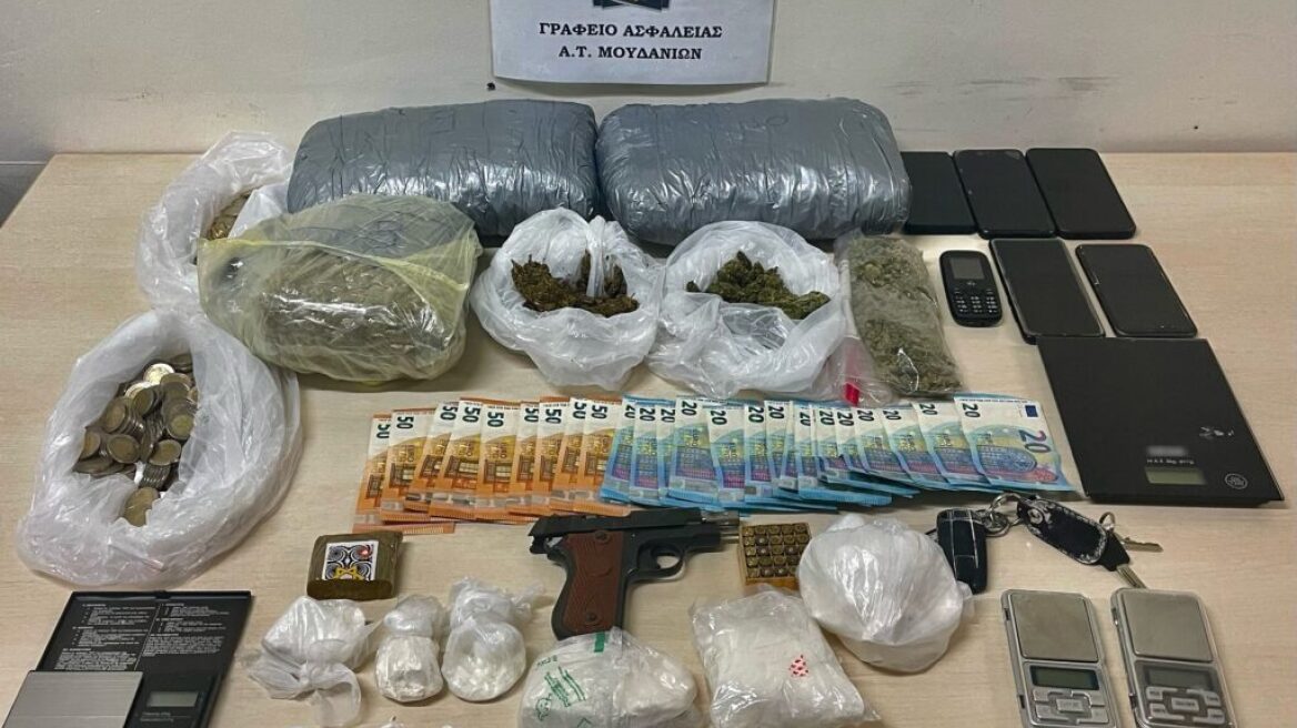 Χαλκιδική: Τρία κιλά κάνναβης, κοκαΐνη και κλεμμένο κειμήλιο στα σπίτια αλλοδαπών