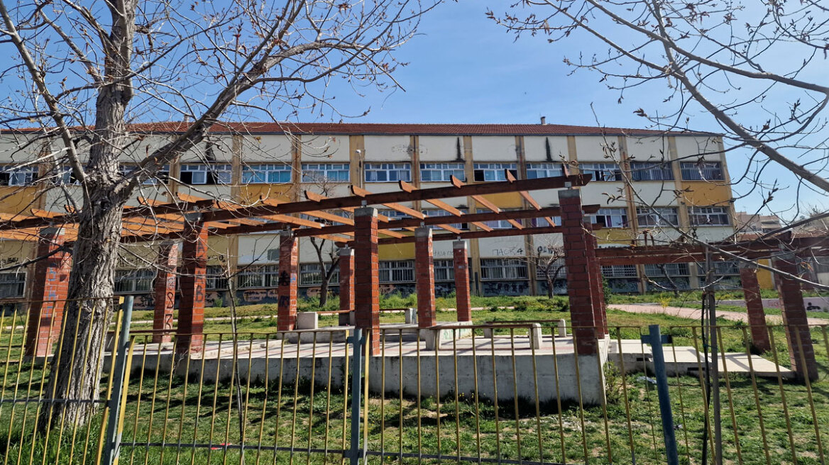 Θεσσαλονίκη: Έτσι μπήκαν εξωσχολικοί και τραυμάτισαν καθηγήτρια - Καθημερινά τα περιστατικά, λένε οι μαθητές