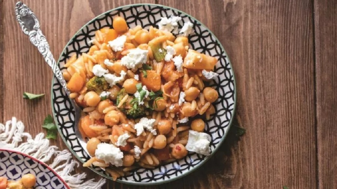 Ρεβίθια με κριθαράκι, λαχανικά και ντομάτα