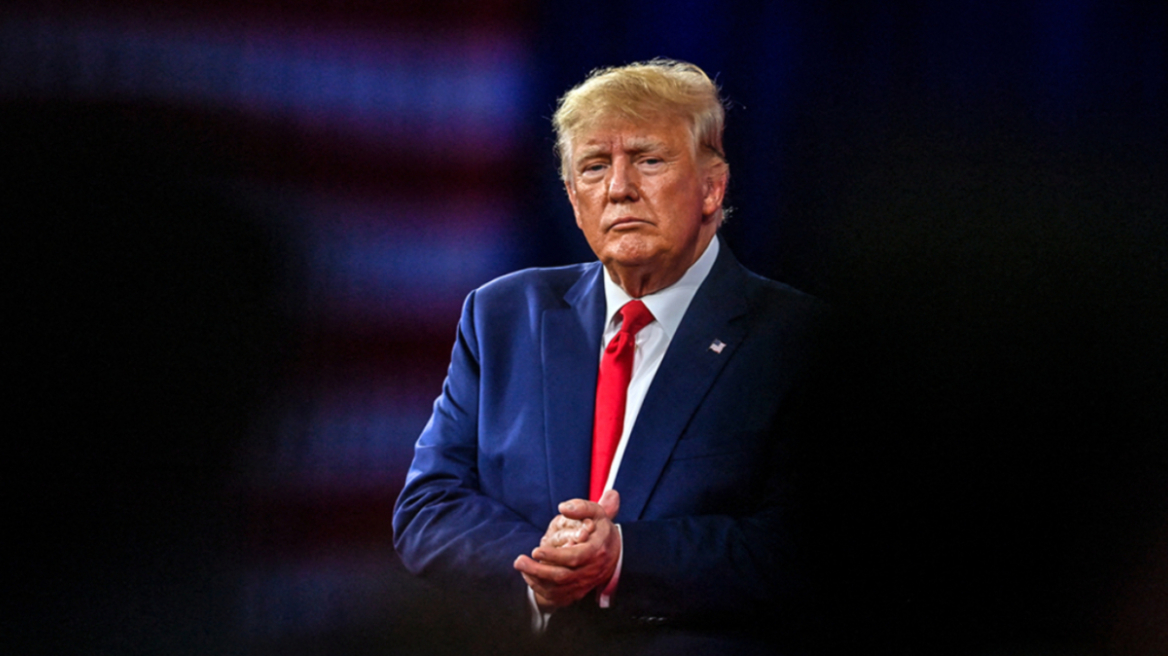 Οι θεωρίες συνωμοσίας πίσω από τις διώξεις στον Τραμπ - Τι θα συμβεί αν παραδοθεί