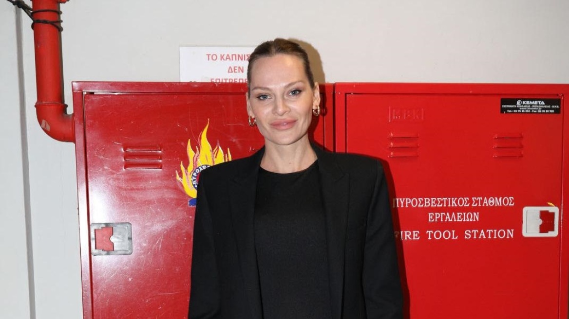 Υβόννη Μπόσνιακ: Κομψή εμφάνιση σε συναυλία του Αντώνη Ρέμου με total black outfit