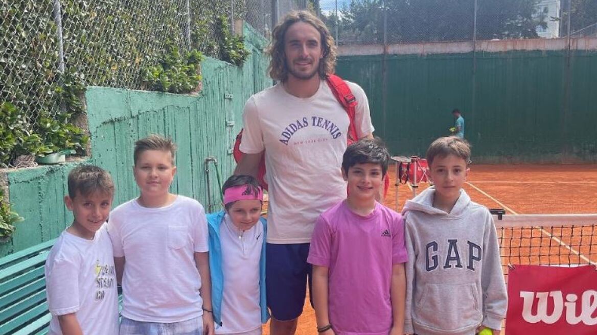 Προπονήθηκε και υπέγραψε αυτόγραφα στην Βάρη o Τσιτσιπάς - Δείτε φωτο και βίντεο 