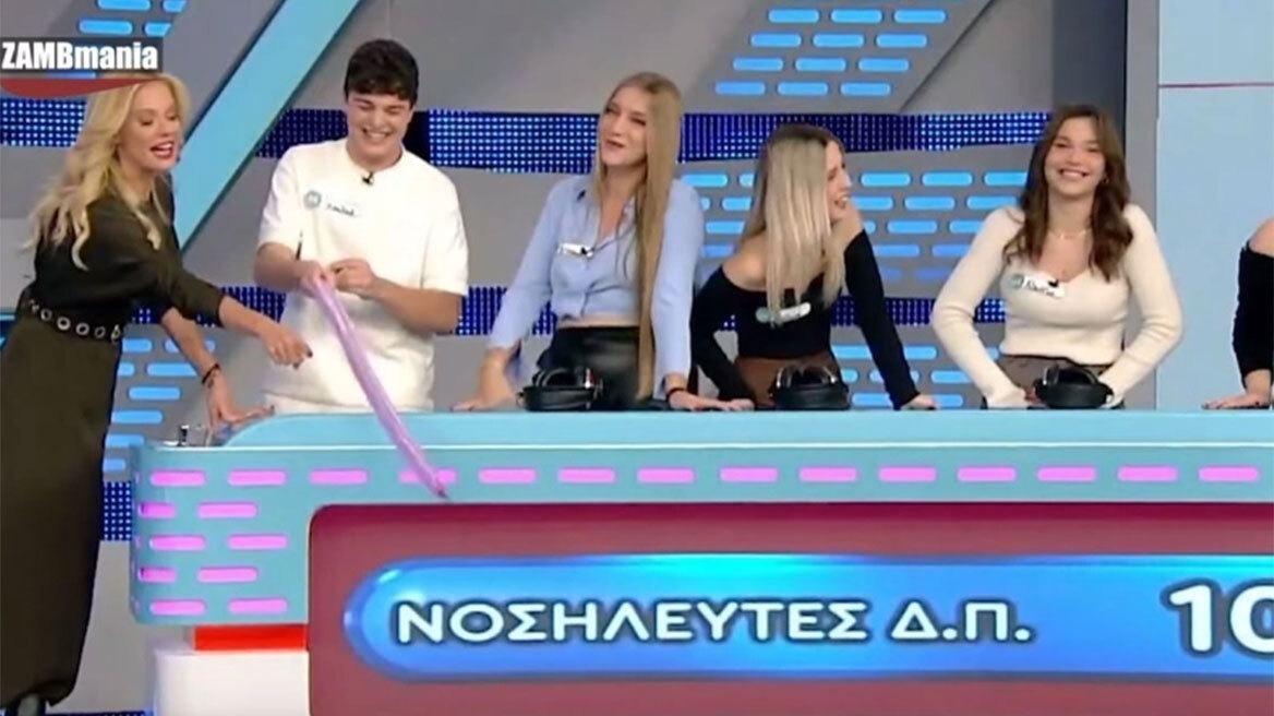 Μερακλής στο Ρουκ Ζουκ έφερε και τρόμπαρε μπαλόνια-σπαθιά: «Κοιτάξτε πόσο μεγαλώνει», αναφώνησε η Ζέτα Μακρυπούλια