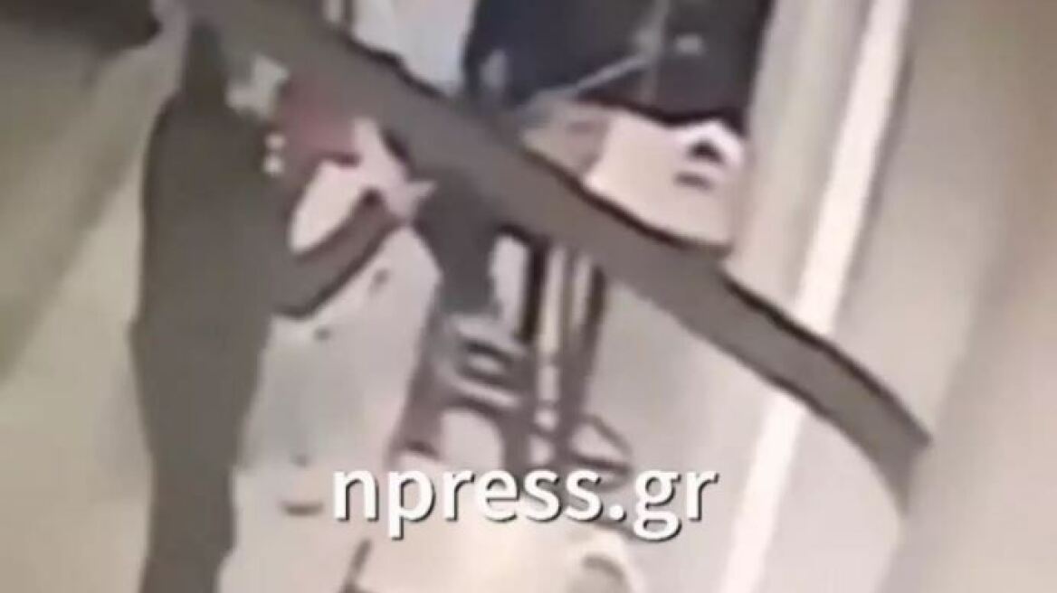 Ναύπακτος: Βίντεο από τη στιγμή που άνδρας πυροβολεί με καραμπίνα την οροφή ταβέρνας δίπλα σε κόσμο