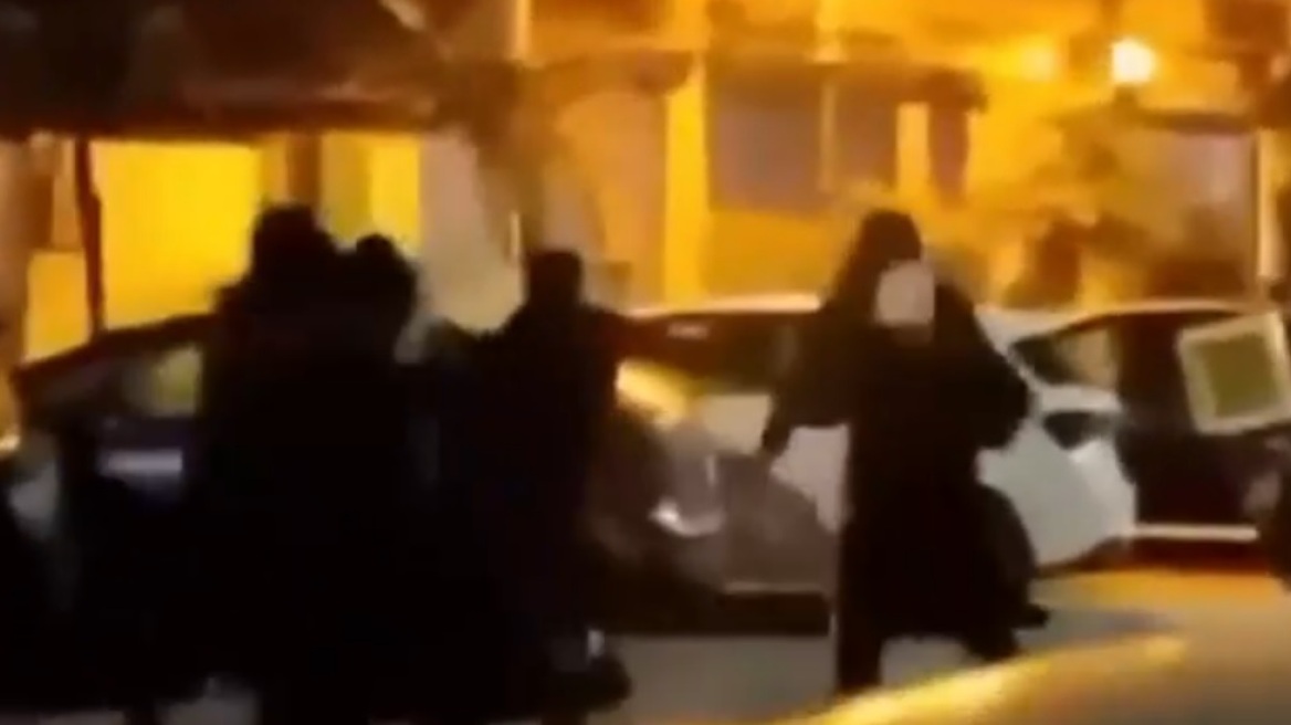 Θεσσαλονίκη: Βίντεο-ντοκουμέντο από την επίθεση κουκουλοφόρων με ρόπαλα σε οπαδούς του Ηρακλή