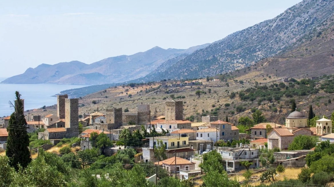 Φλομοχώρι: Πανύψηλοι πύργοι και θέα στον Λακωνικό Κόλπο