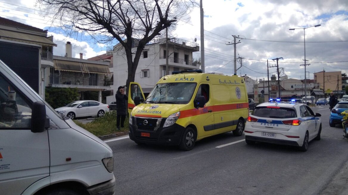 Λάρισα: Διασωληνώθηκε νεαρός ποδηλάτης που παρασύρθηκε από αυτοκίνητο