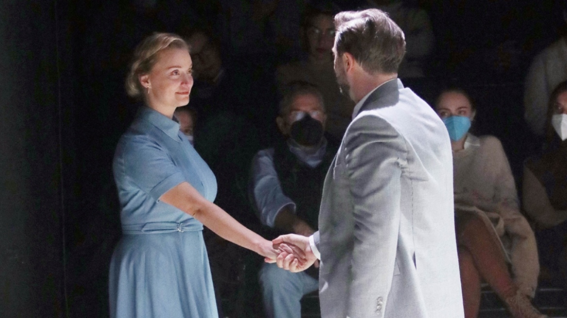 Μπουρδούμης: Η αμήχανη στιγμή με τη Δροσάκη στο θέατρο τη στιγμή της υπόκλισης 