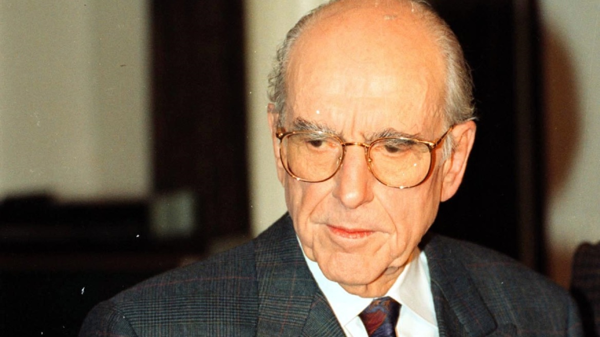 Ανδρέας Παπανδρέου: «Σαρώνουν» τα εμβληματικά γυαλιά του σε δημοπρασία για φιλανθρωπικό σκοπό