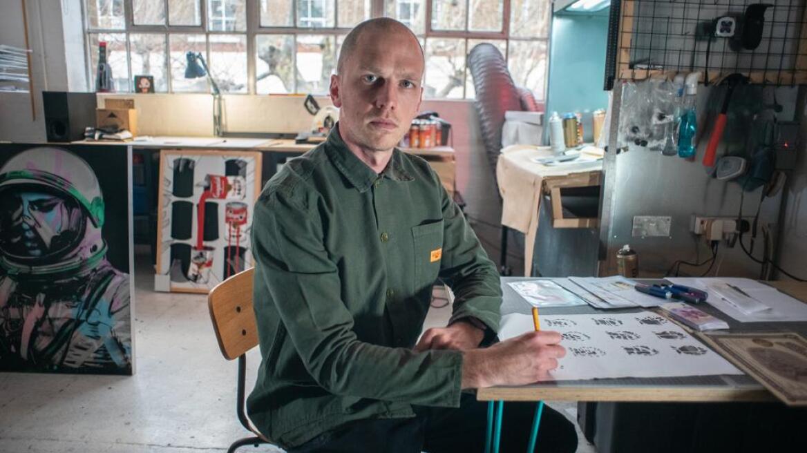 Βρετανός καλλιτέχνης προσφέρει αμοιβή €1,1 εκατ. για να του επιστρέψουν το laptop του!