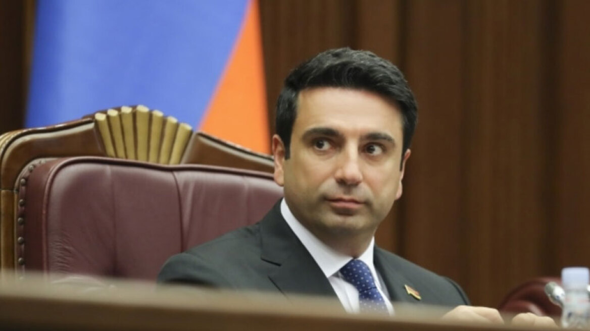 Αρμενία: «Συγγνώμη, έχασα την ψυχραιμία μου» λέει ο πρόεδρος της χώρας που... έφτυσε πολίτη