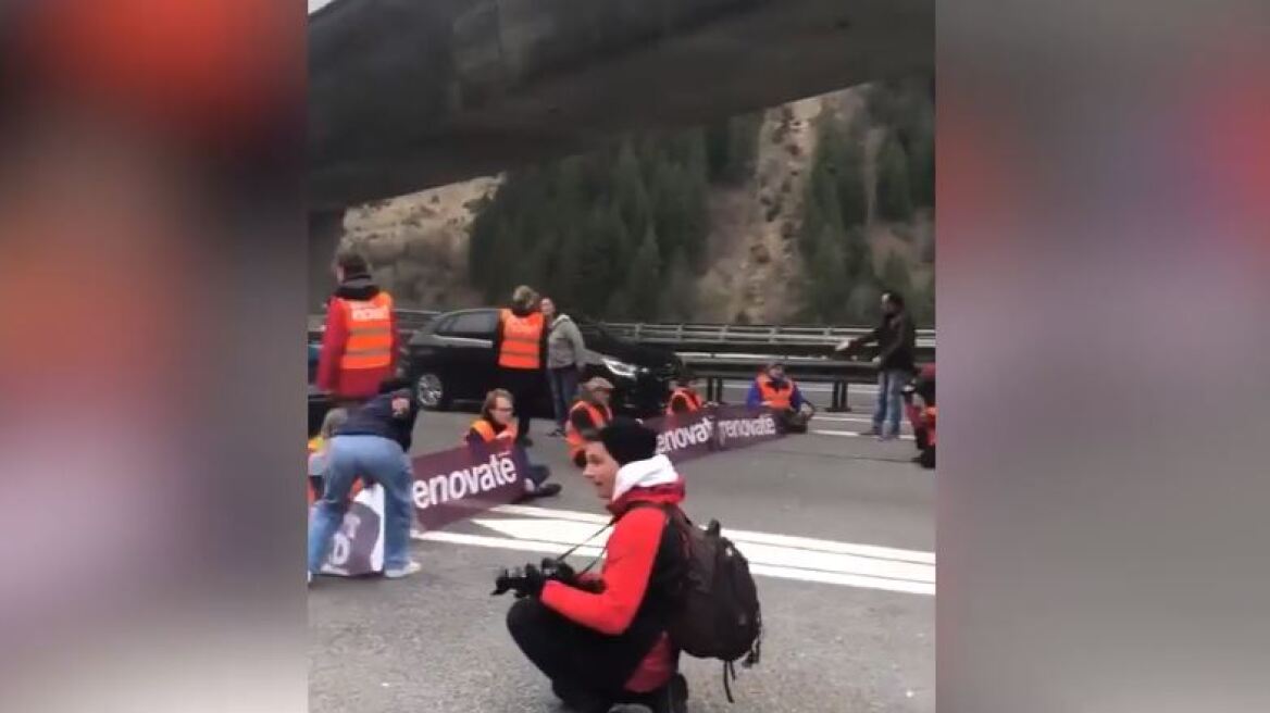 Ελβετία: Ακτιβιστές κόλλησαν στο οδόστρωμα για να διαμαρτυρηθούν - Δείτε φωτογραφίες