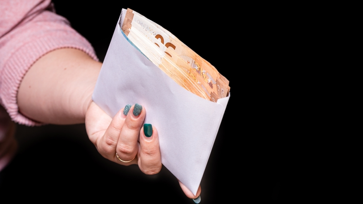 Γυναίκα στα Τρίκαλα βρήκε φάκελο με 17.000 ευρώ και τον παρέδωσε
