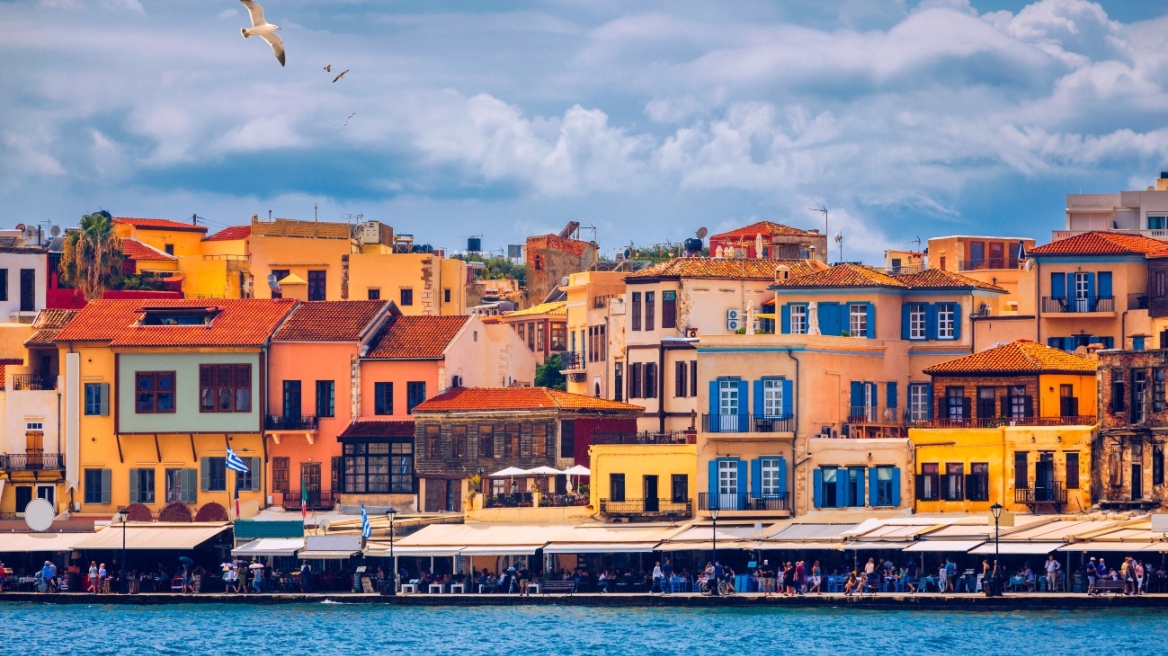 Χανιά: Απίστευτο περιστατικό - Βρήκαν μεθυσμένο τουρίστα στο μπαλκόνι τους