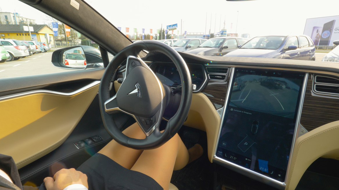 Tesla: Μπορούσαμε να κοιτάμε από τις κάμερες των αυτοκινήτων, λένε πρώην υπάλληλοι