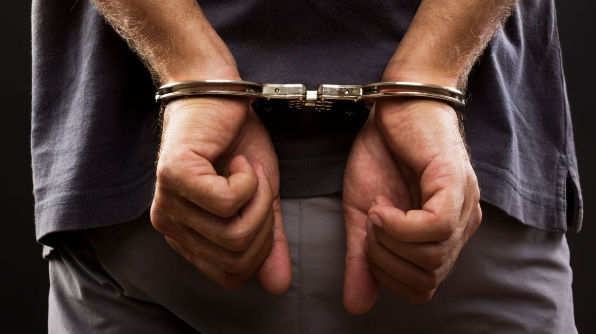 Πυροβόλησε συγγενή του αλλά συνελήφθη για ναρκωτικά και κροτίδες