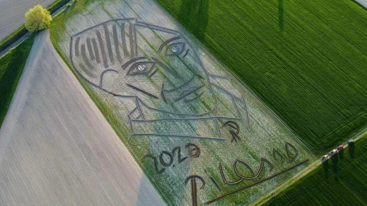 Ιταλία: Με τρακτέρ Ιταλός καλλιτέχνης «ζωγράφισε» σε χωράφι το πορτραίτο του Πικάσο