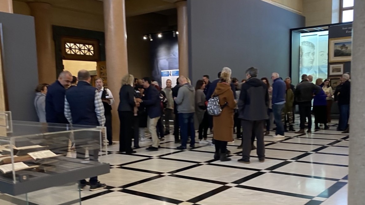 Βουλή: Παράσταση διαμαρτυρίας στο περιστύλιο του κοινοβουλίου από τον Σύλλογο Υπαλλήλων