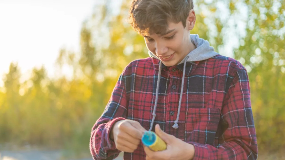 Πάσχα: Πώς θα προστατεύσουμε το παιδί από βεγγαλικά και κροτίδες