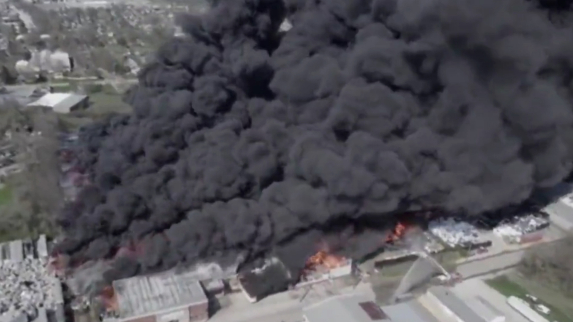 ΗΠΑ: Μεγάλη πυρκαγιά σε χώρο αποθήκευσης πλαστικών 