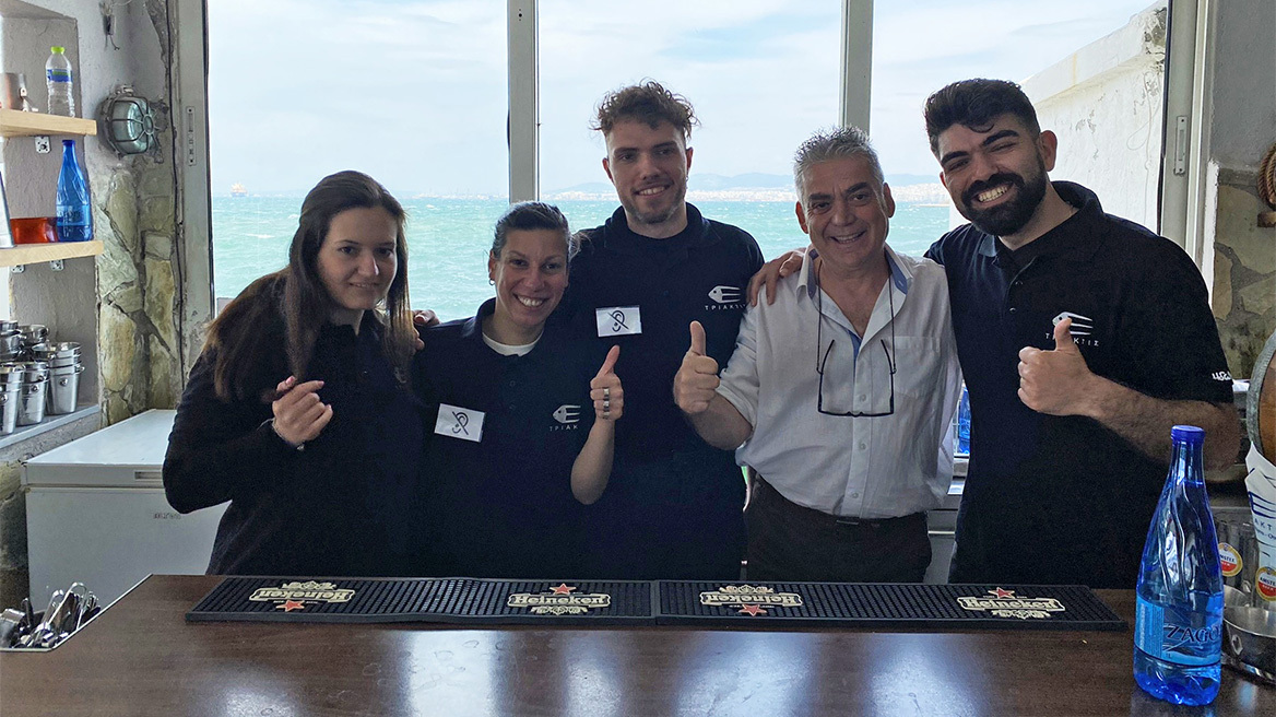 Ταβέρνα στη Θεσσαλονίκη απασχολεί βαρήκοους και κωφούς ως σερβιτόρους και μάγειρες