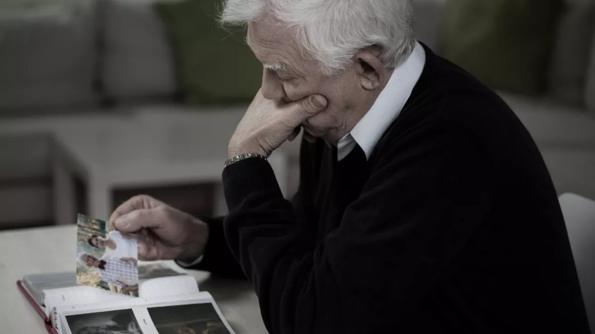 Πένθος: Η χηρεία αυξάνει κατά 70% τον κίνδυνο θανάτου – Η κρίσιμη ηλικία – Το ευάλωτο φύλο