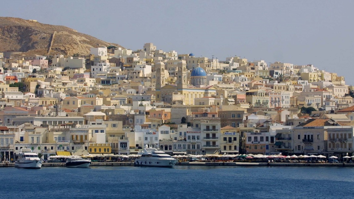 Σύρος: Πολίτης ξυλοκόπησε άγρια υπάλληλο των ΚΕΠ
