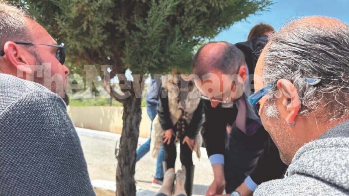 Βόλος: Ο βουλευτής Μαραβέγιας βοήθησε ηλικιωμένη που λιποθύμησε στον Επιτάφιο – Δείτε φωτογραφίες