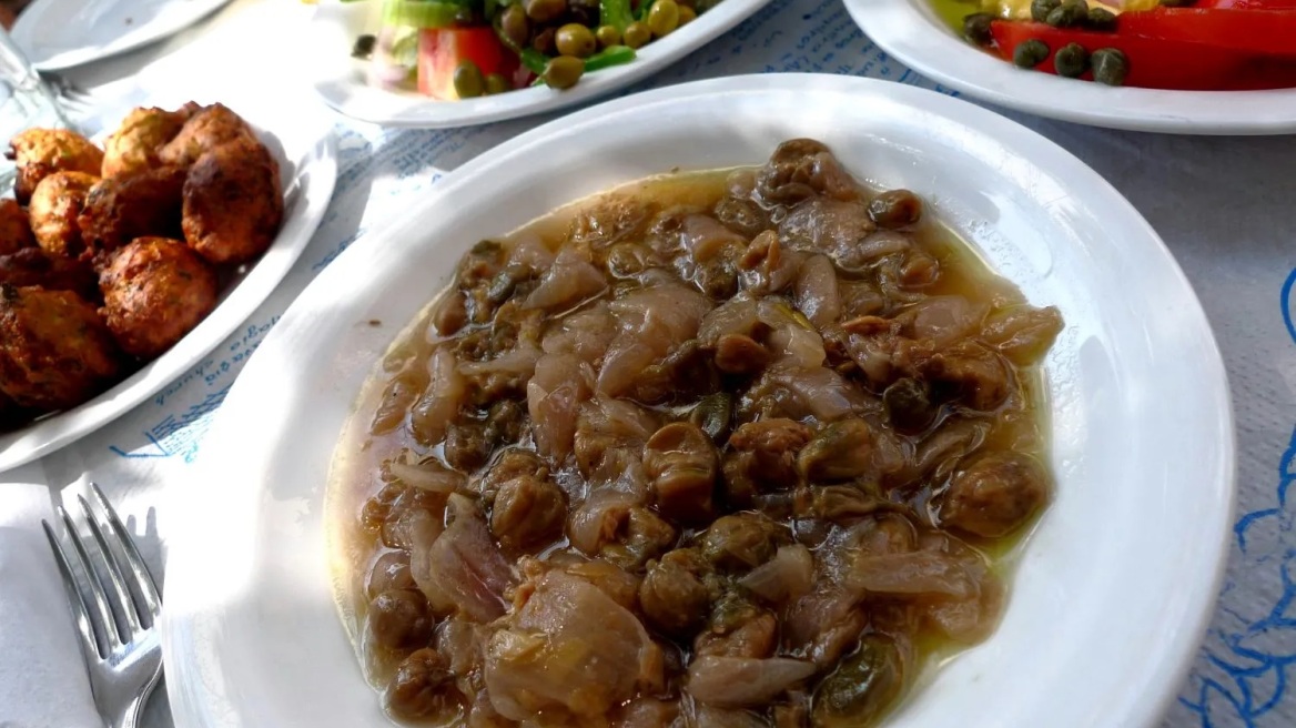 Φολέγανδρος: Τα ιδιαίτερα κεράσματα της Κυριακής του Πάσχα