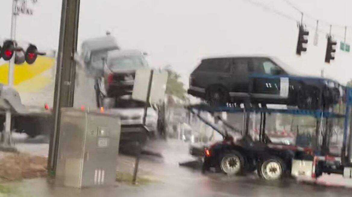 Τρένο στις ΗΠΑ συγκρούστηκε με φορτηγό γεμάτο αυτοκίνητα που κόλλησε στις γραμμές