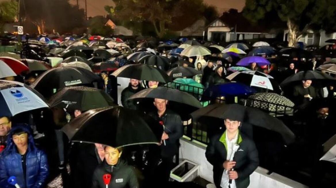 Μελβούρνη: Χιλιάδες Έλληνες έψαλαν το «Χριστός Ανέστη» υπό βροχή