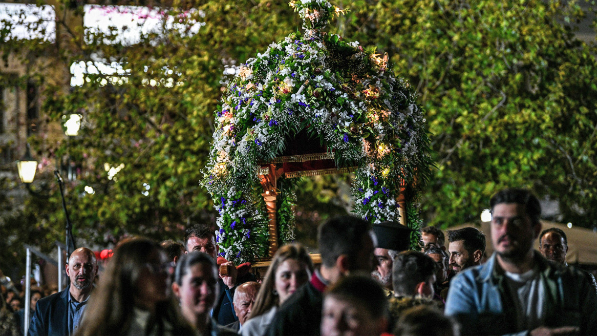 Μεθυσμένος οδηγός έπεσε πάνω στην πομπή του Επιταφίου στα Χανιά - Δύο τραυματίες