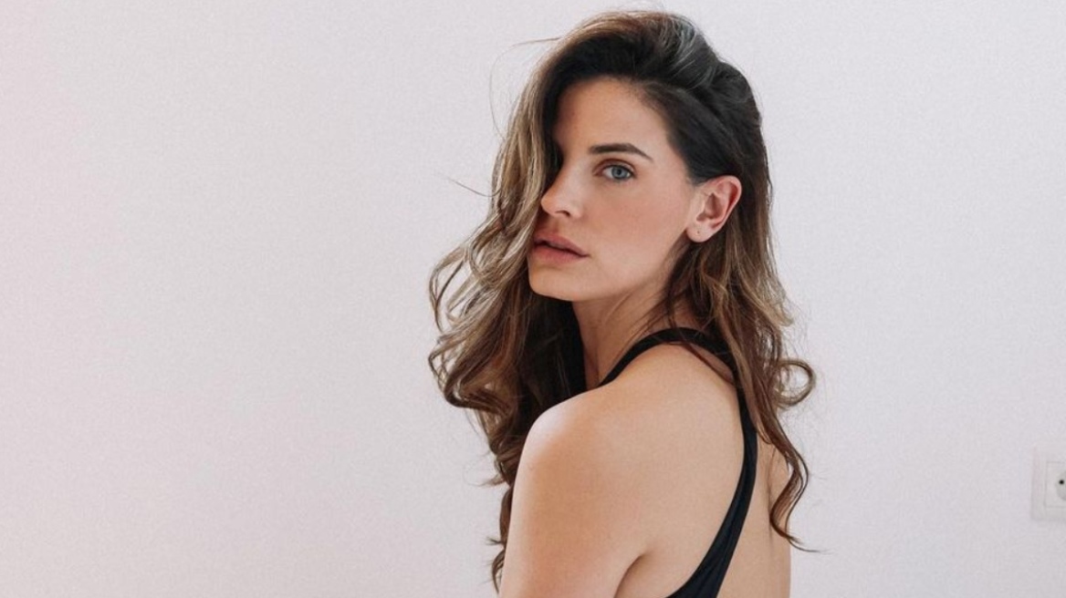 Η Χριστίνα Μπόμπα απολαμβάνει το Πάσχα στην παραλία