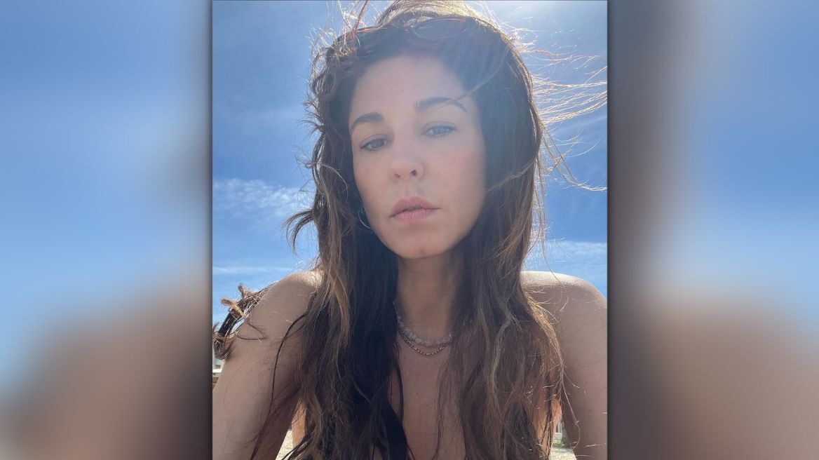 Κατερίνα Παπουτσάκη: Παίζει με τα παιδιά της στη θάλασσα της Κρήτης - Δείτε φωτογραφίες