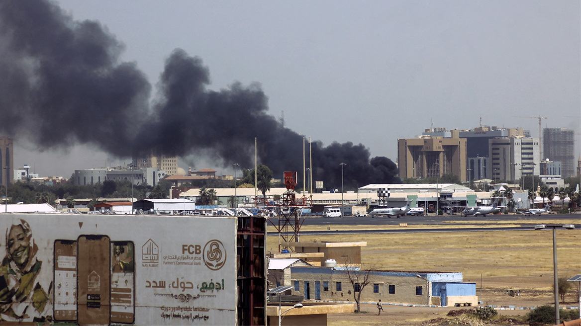 Σουδάν: Γενικευμένες συγκρούσεις στη χώρα - «Ελέγχουμε το προεδρικό μέγαρο» λένε οι παραστρατιωτικοί