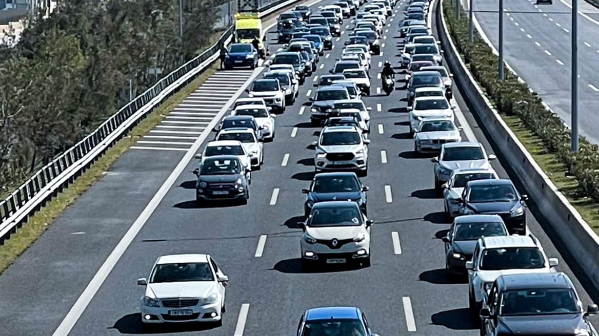 Κίνηση στους δρόμους: Χαμηλές ταχύτητες στον Κηφισό – Μεγάλες καθυστερήσεις άνω των 20 λεπτών στην Αττική Οδό