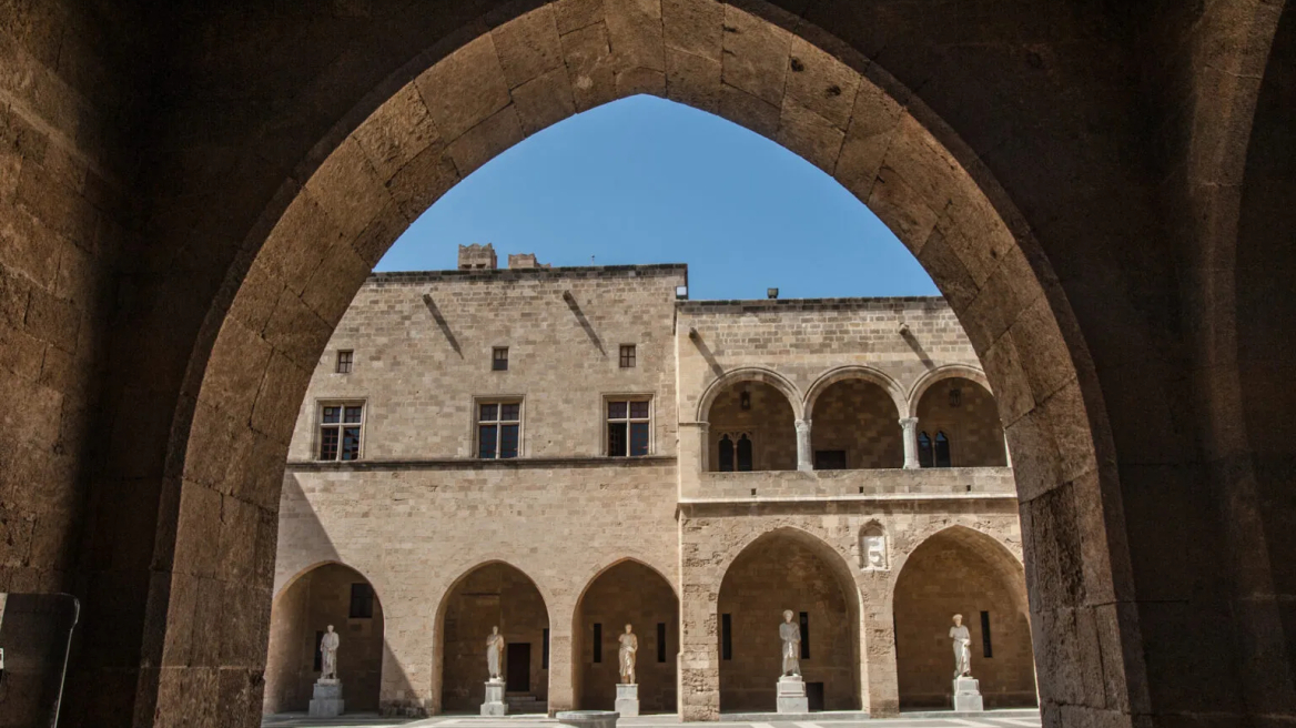 H πολυσύνθετη αρχιτεκτονική της Παλιάς Πόλης της Ρόδου