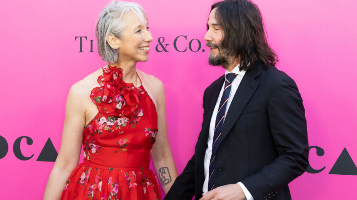 Κιάνου Ριβς: Η σπάνια δημόσια εμφάνιση με τη σύντροφό του και το τρυφερό φιλί που αντάλλαξαν