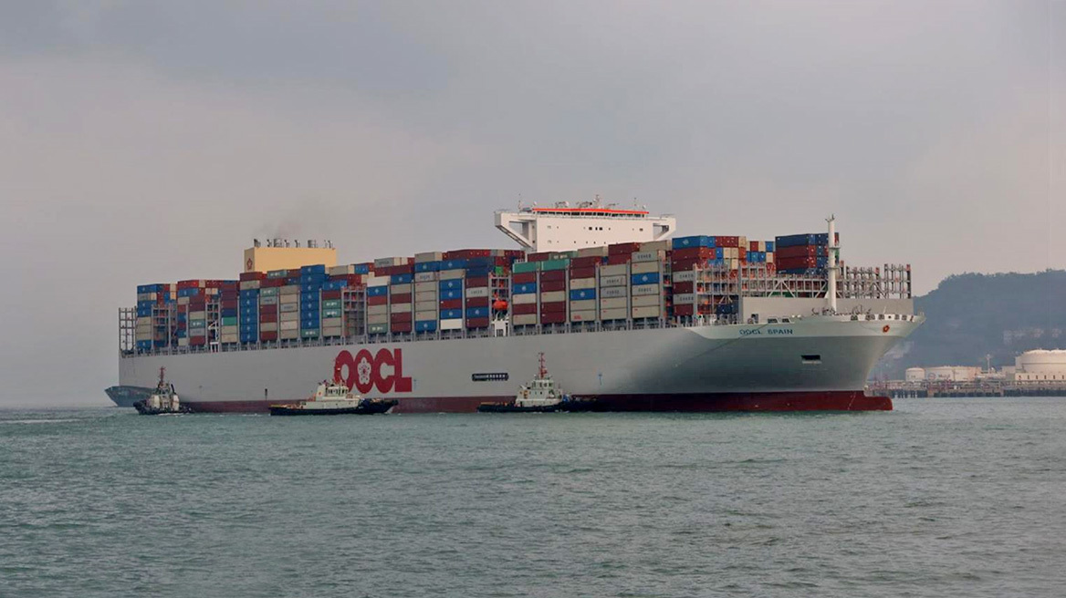 Στον Πειραιά ένα από τα μεγαλύτερα πλοία μεταφοράς containers στον κόσμο - Δείτε βίντεο