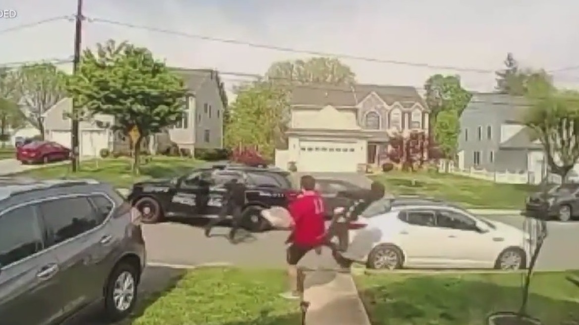 Η στιγμή που ντελιβεράς πίτσας βάζει τρικλοποδιά σε κλέφτη που καταδιώκει η αστυνομία