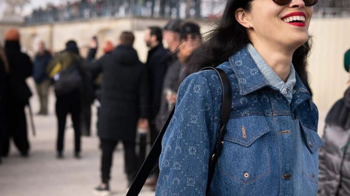 Μία τζιν ζακέτα, τέσσερις διαφορετικοί τρόποι να τη φορέσετε