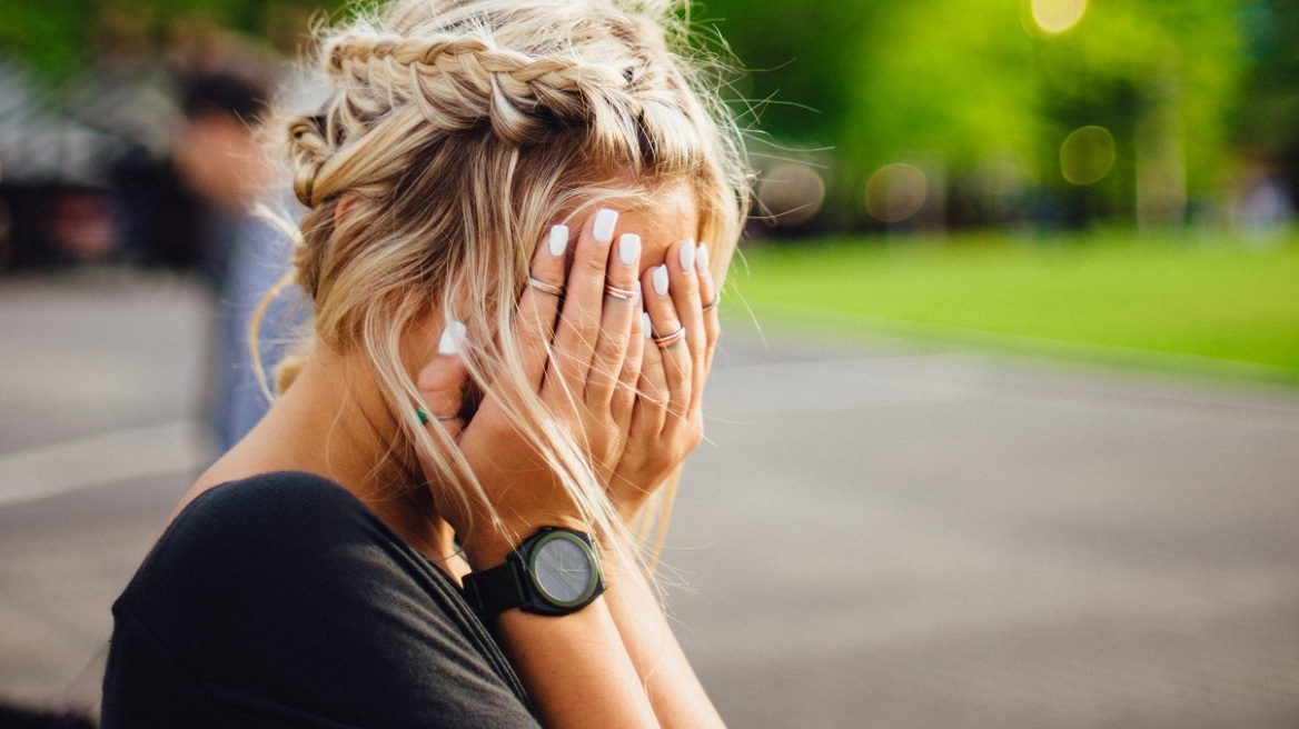 Η τεχνική 5-4-3-2-1 που μας βοηθά να ηρεμήσουμε στο λεπτό