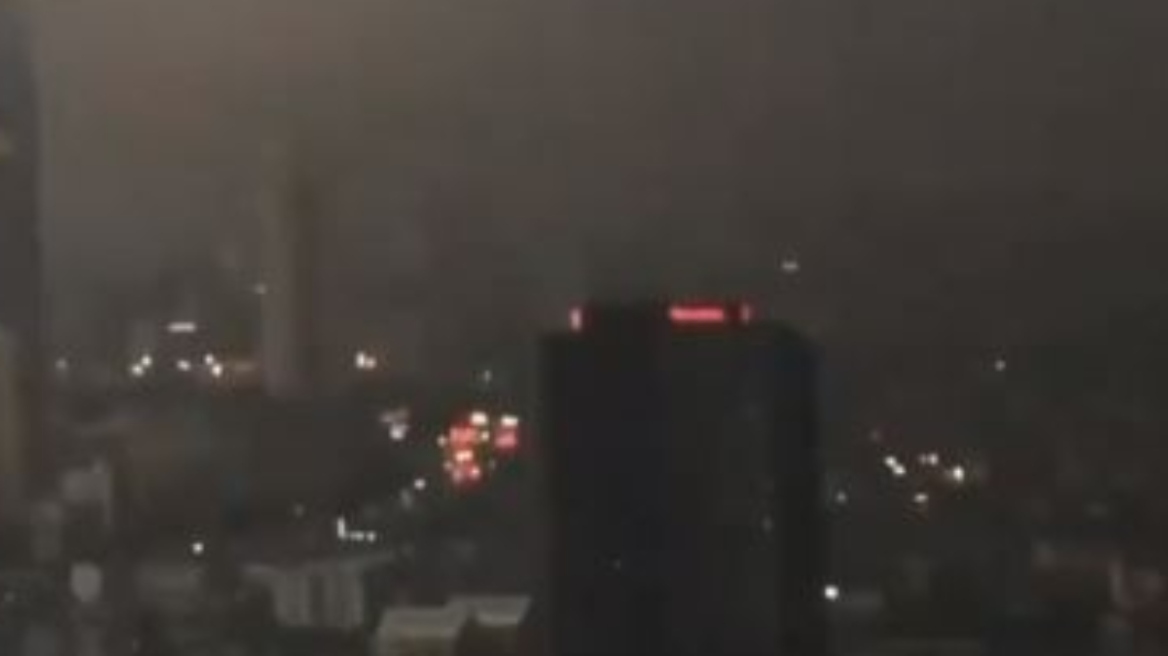 Κωνσταντινούπολη: Σύννεφα εφτά χιλιομέτρων έκαναν τη μέρα νύχτα - Δείτε βίντεο